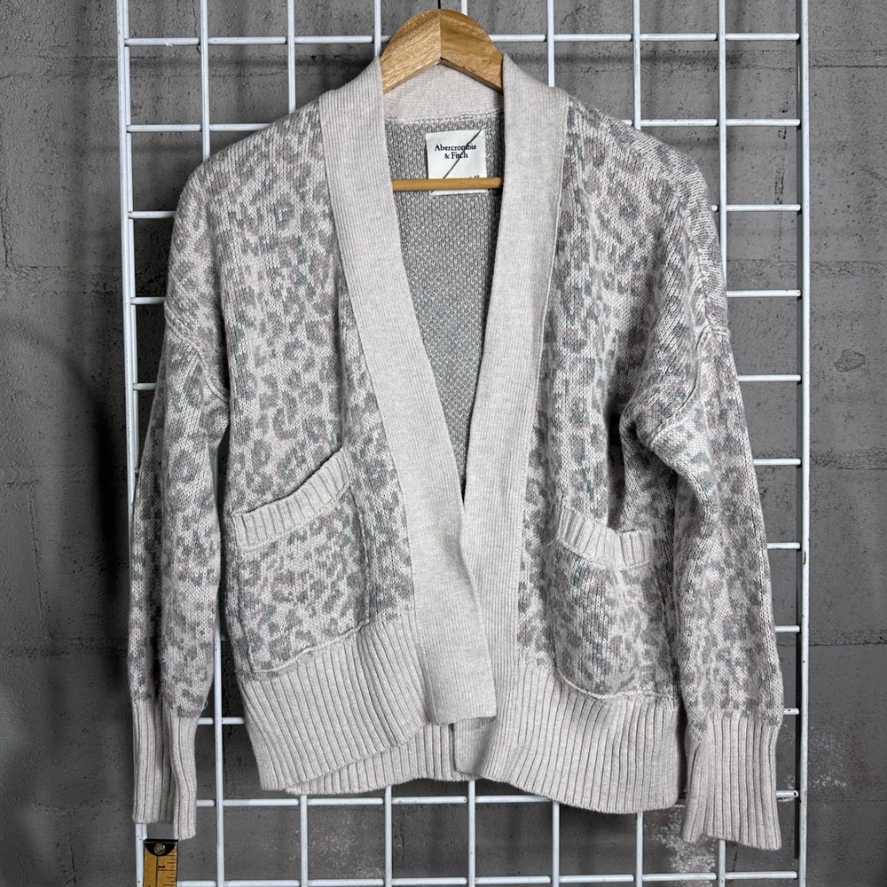 Abercrombieโ Fitch Leopard Cozy Knit Cardigan Sweater XS layering preppy animal